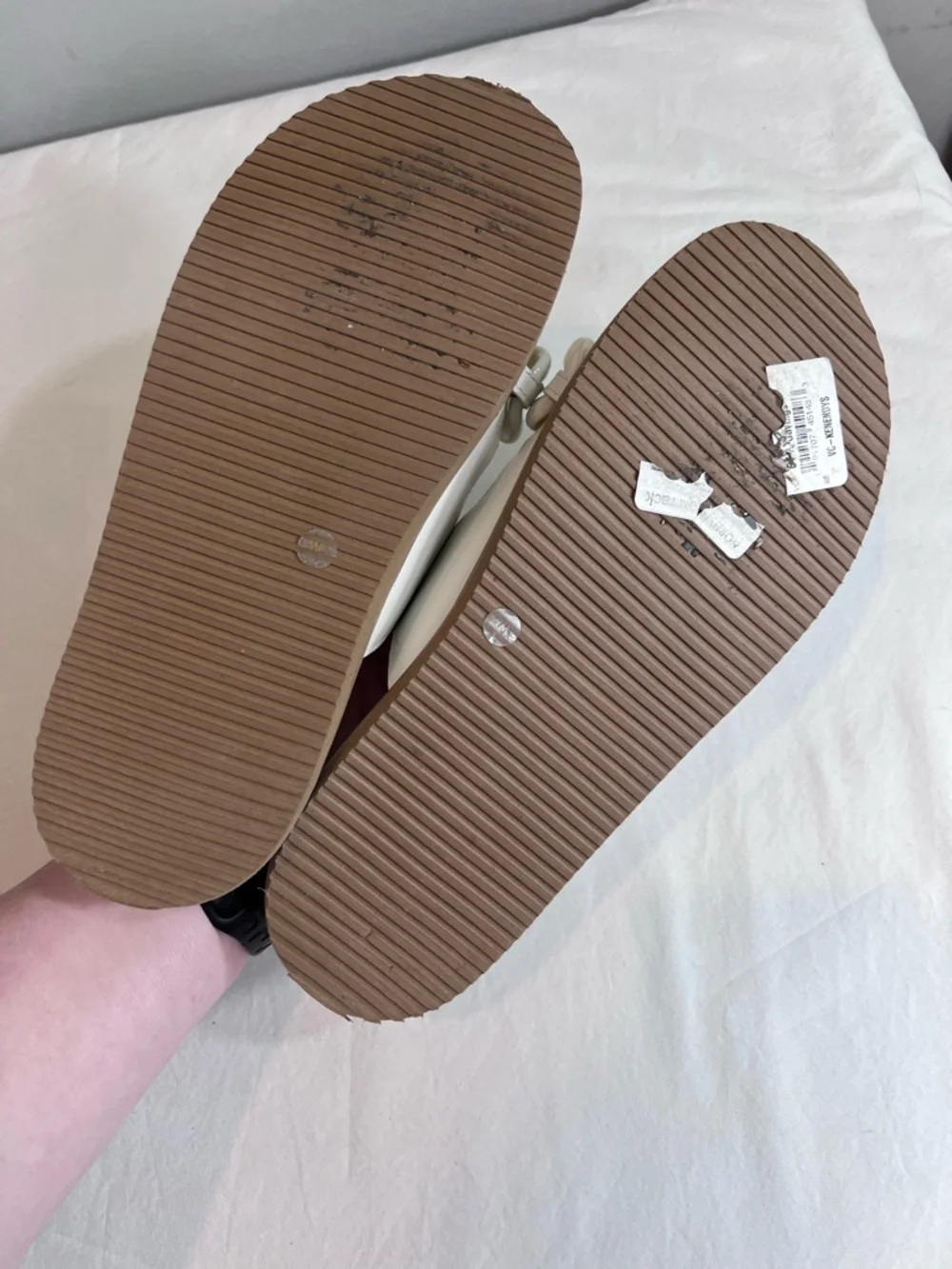 Vince Camuto Kenendys white chained footbed slide sandals size 7